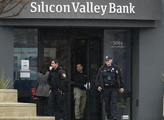 Policisté vycházejí z poboky banky SVB v kalifornské Santa Clae (10. bezna...