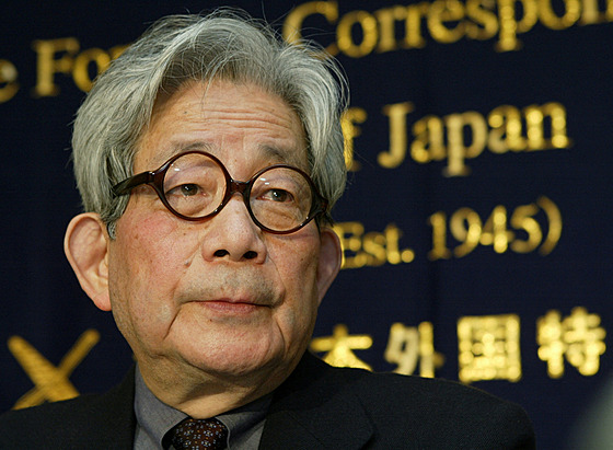 Japonský spisovatel, nositel Nobelovy ceny, Kenzaburó Óe na snímku z bezna...