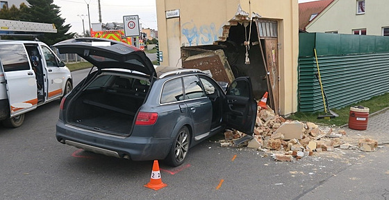 Audi nabouralo do trafostanice v Hluín - Bobrovníkách. (14. bezna 2023)