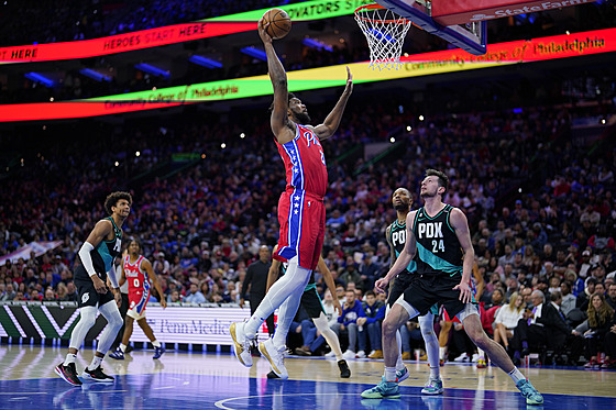 Joel Embiid z Philadelphie zakon�uje v zápase proti Portlandu.
