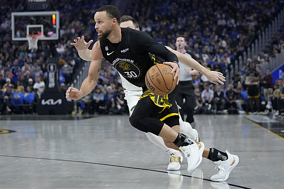 Stephen Curry z Golden State Warriors kontroluje balon v zápase proti Milwaukee.