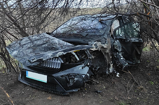 �elní srá�ka dvou osobních aut uzav�ela ve st�edu kolem p�l �esté ve�er...