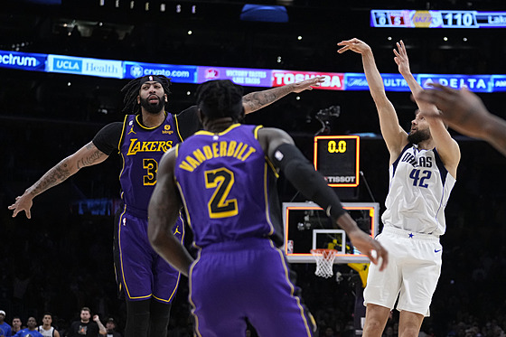 Maxi Kleber promuje rozhodující trojku v zápase proti Lakers.