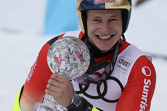 Marco Odermatt s trofejí pro vítze hodnocení obího slalomu.