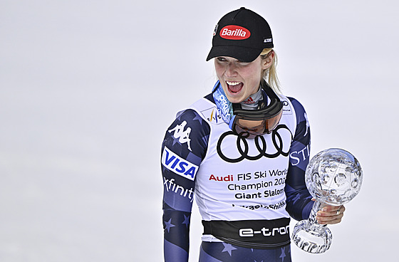 Mikaela Shiffrin s trofejí pro vítzku hodnocení obího slalomu.