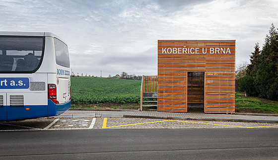 Autobusová zastávka v Kobeřicích u Brna se stala turistickou atrakcí. Slouží...