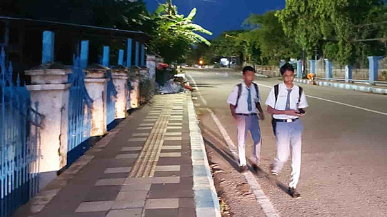 Stedokoláci brzy ráno na cest do koly v Kupangu v Indonésii. (15. bezna...