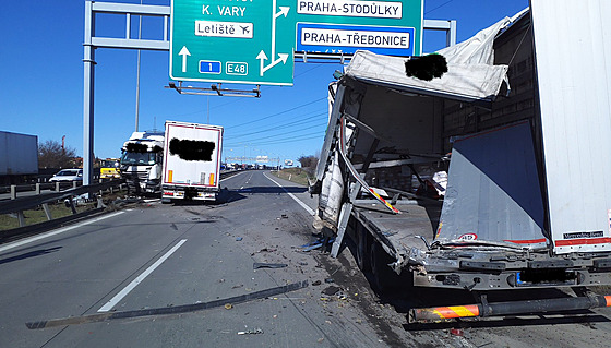 Nehoda dvou kamion u sjezdu na Jinoany ve smru Ruzyn. (15. bezna 2023)