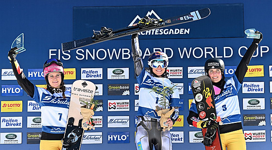 ZASE PRVNÍ. Ester Ledecká (uprosted) se raduje z triumfu v paralalním slalomu.