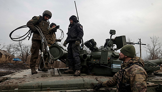 Ukrajinští vojáci stojí na tanku ve vesnici poblíž města Kreminna (8. března...