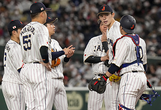 Porada japonských baseballist v utkání proti esku na World Baseball Classic.