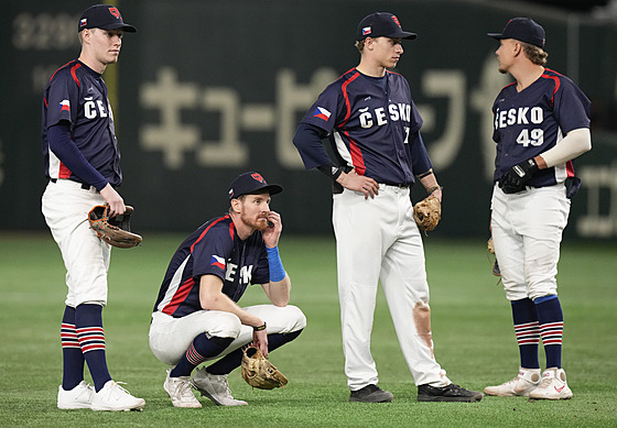 etí baseballisté po odehraném utkání na World Baseball Classic proti Japonsku.