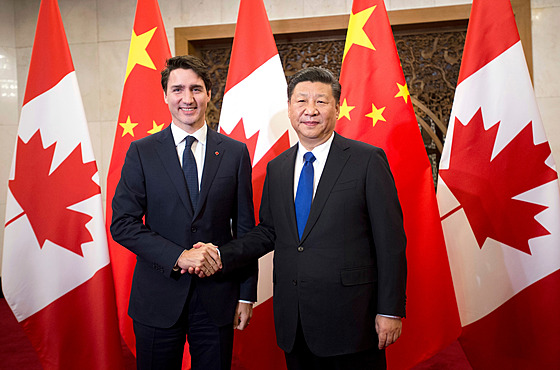 Kanadský premiér Justin Trudeau (vlevo) pózuje s ínským prezidentem Si...