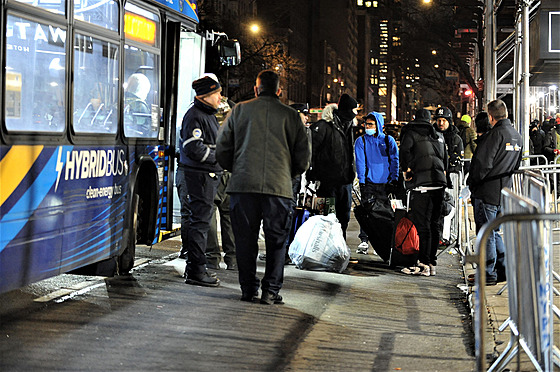 Benci nastupují v New Yorku do autobusu smr Kanada. (7. bezna 2023)