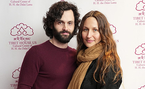 Manelé Penn Badgley a Domino Kirkeová (New York, 1. bezna 2023)