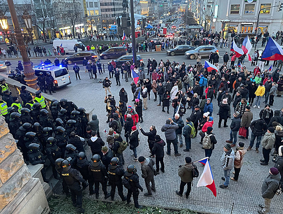 Stovky demonstrant se v sobotu po oficiálním ukonení akce na Václavském...