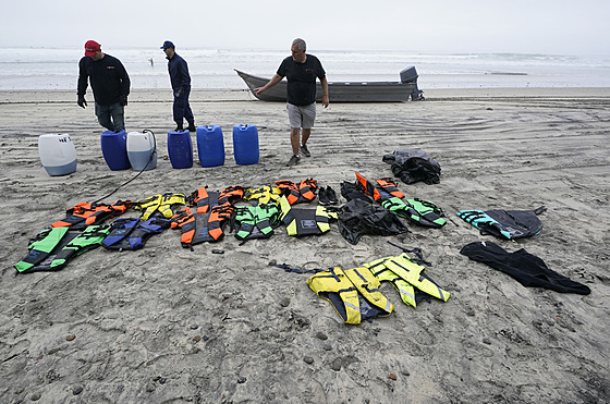 Nejmén� osm lidí zem�elo v noci na ned�li u pob�e�í amerického San Diega poté,...