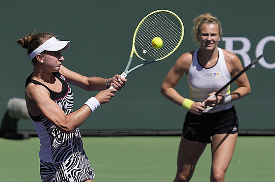 Barbora Krejíková (vlevo) a Kateina Siniaková v semifinále Indian Wells.