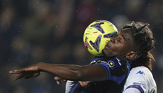 Duvan Zapata (vlevo) z Atalanty Bergamo hlavikuje v zápase s Empoli.