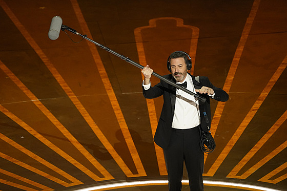 Moderátor Jimmy Kimmel se snaí oivit pedávání Oscar (12. bezna 2023).