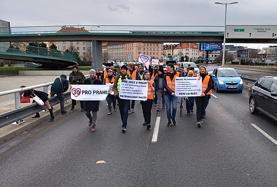 Aktivisté pochodovali ve pice po praské magistrále. (10. bezna 2023)