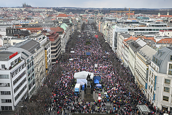 Úastníci demonstrace, kterou do centra Prahy na Václavské námstí svolala...