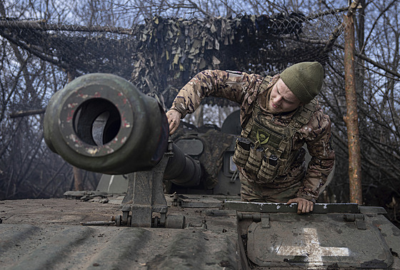 Ukrajinský voják z 80. výsadkové brigády pipravuje samohybnou houfnici k palb...
