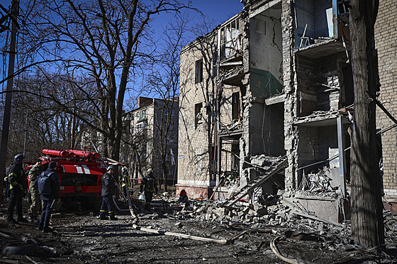 Budova zničená ruským ostřelováním ve východoukrajinském Kramatorsku (14....