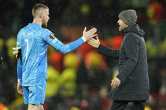 Erik ten Hag, trenér fotbalového Manchesteru United, dkuje brankái Davidu De...