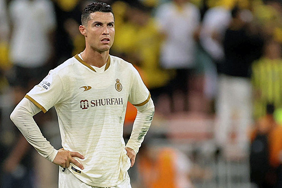 Frustrovaný Cristiano Ronaldo v dresu an-Nasru pi poráce s al-Ittihádem.