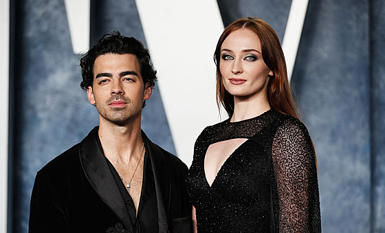 Joe Jonas a Sophie Turnerová na Vanity Fair Oscar party (Los Angeles, 12....