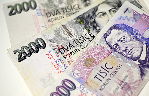 Silnou korunu zabrzdí až pád sazeb. Kdo na současný kurz nejvíce doplácí?
