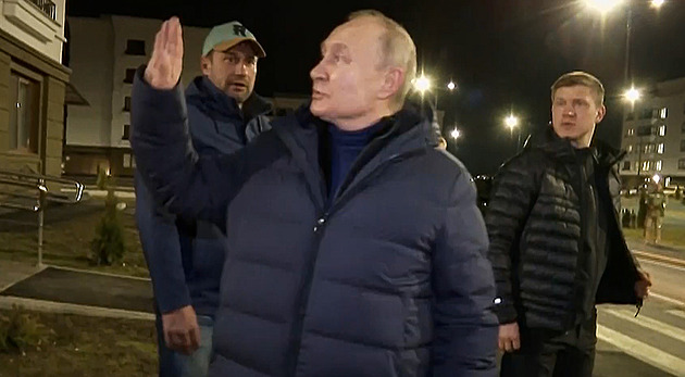 Putin navštívil okupovaný Mariupol. Na „pracovní cestu“ přiletěl vrtulníkem