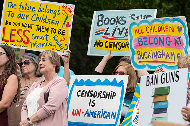 Zákazy knih, mapování urážek, registrace. V USA přibývá útoků na svobodu projevu