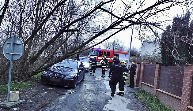 Silný vítr a sníh komplikují dopravu, silničáři i hasiči hlásí desítky výjezdů