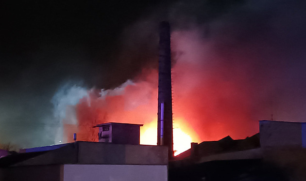 V Čelákovicích hoří hala na zpracování dřeva. Město vyzývá občany, aby nevětrali