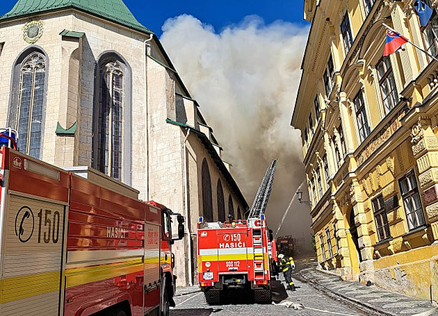 Vzácné sbírky poničené požárem v Banské Štiavnici pomůžou zachránit Češi