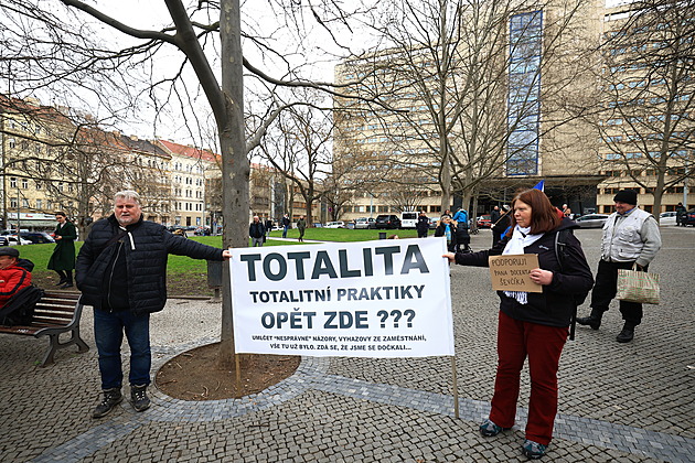 Ševčík ven, skandovali studenti. Protestů proti děkanovi VŠE se zúčastnili i zástupci Akademického senátu