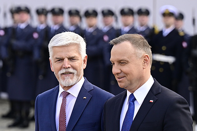 Prezident Pavel končí návštěvu Polska, rocková skupina U2 vydává po pěti letech nové album