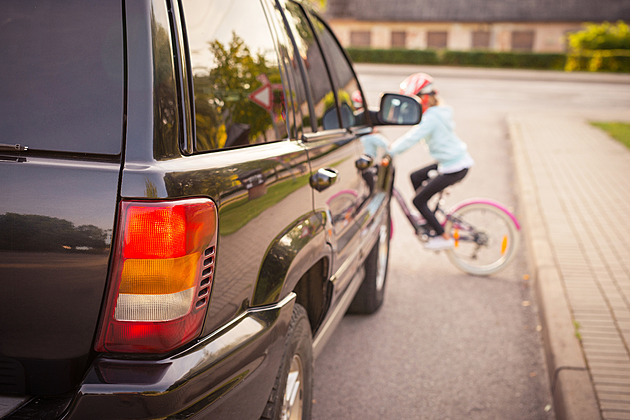 Tupé nože, povinné pohorky a tisíce kamer. Kde končí bezpečnost a začíná buzerace