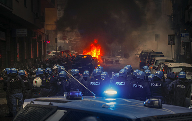 Fanoušci Frankfurtu se v Neapoli střetli s policií. Do města přijeli i bez lístků