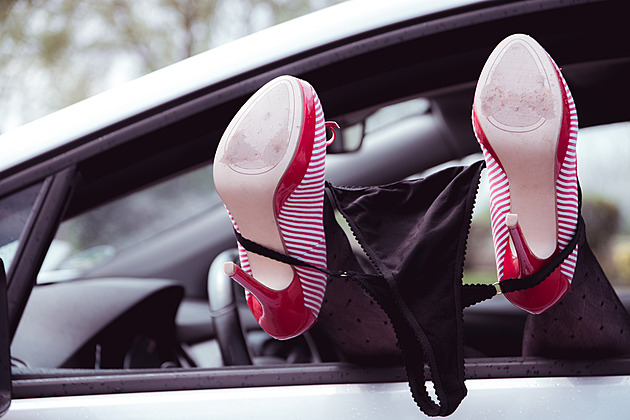 Sex v autě pohledem žen: Díry od podpatků ve stropě? To musíte zažít!