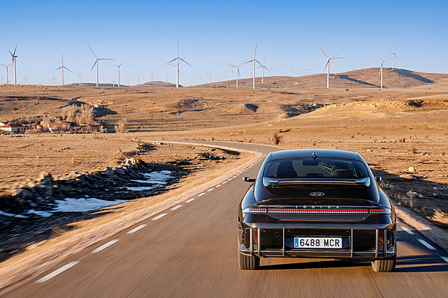 Zkusili jsme porsche pro chudé. Nový elektrický hyundai nepřehlédnete