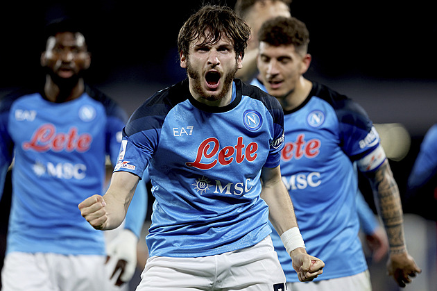 AS Řím dostal doma čtyři góly, Neapol zvýšila náskok na Inter, který prohrál.