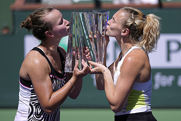 Krejčíková a Siniaková ovládly Indian Wells, Alcaraz ve finále vyzve Medveděva