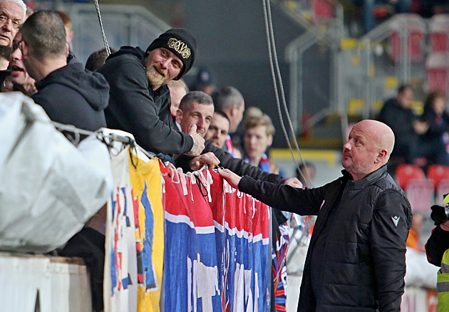 Hloupé góly, potíže se standardkami a další porážka. Co dál, Viktorie?