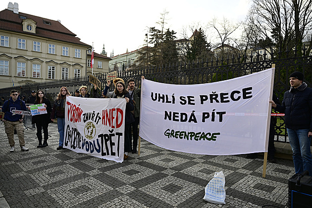 Uhlí se nedá pít. Mladí před polskou ambasádou demonstrovali kvůli dolu Turów