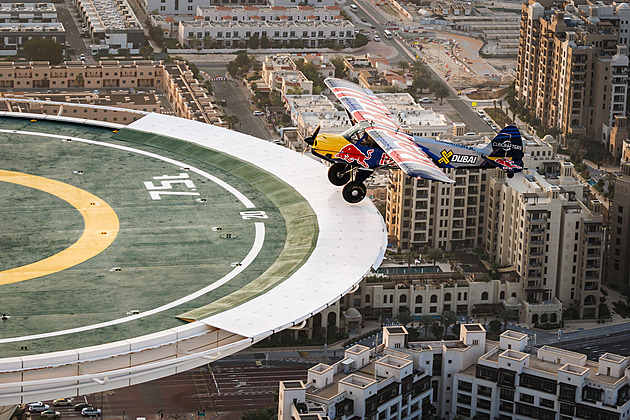 Paráda na 27 metrech. Pilot přistál s letadlem na mrakodrapu Burdž al-Arab