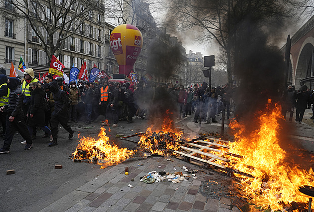 Francouzský senát schválil důchodovou reformu, i přes statisícové protesty