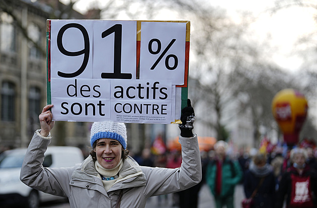 Francouzský senát schválil důchodovou reformu, i přes statisícové protesty
